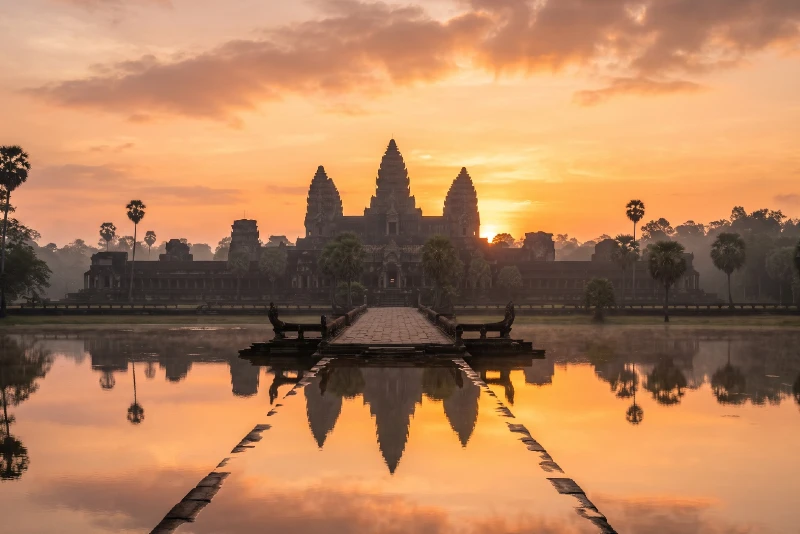 Angkor Wat au lever du soleil, reflet dans les douves
