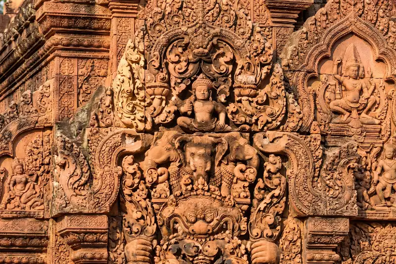 Bas-reliefs en grès rose de Banteay Srei, Citadelle des Femmes