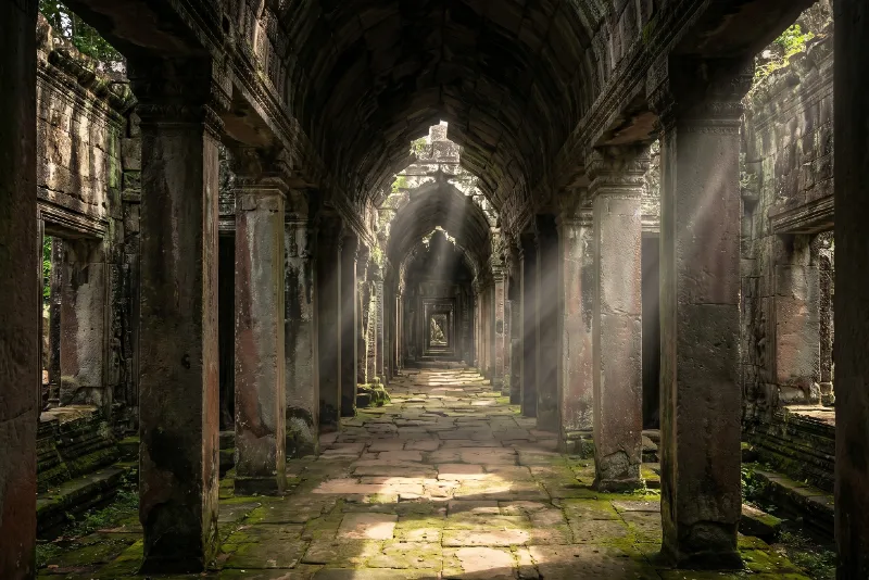Couloir mystérieux de Preah Khan avec rayons de lumière